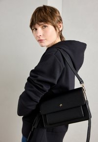 Unselected, black