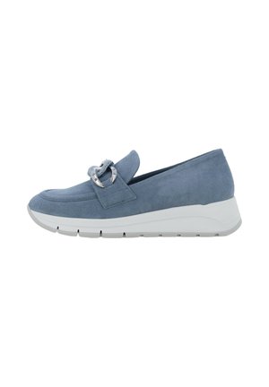 Scarpa slip-on in camoscio blu con suola bianca e fibbia decorativa argentata sopra, vista laterale su sfondo bianco.