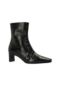 Schwarze Ankle-Boots mit spitzer Zehe, ausgestattet mit Krokodilstruktur, schlankem Absatz und glatter Oberfläche. Elegantes und strukturiertes Design.