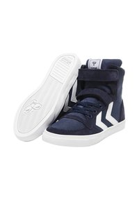 Höga sneakers i marinblått med en blandning av mocka och kanvas, med vita detaljer och ett kardborrestäng på ovansidan av snörningen. Gummisula.