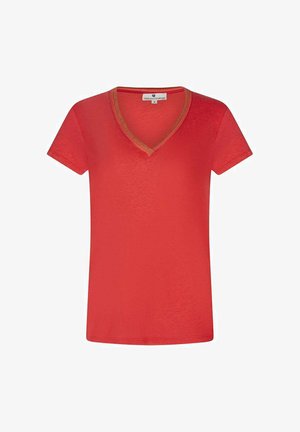 Rød kortærmet dameskjorte med V-hals og kontrastfarvet tan kant rundt i halsudskæringen, ensfarvet design.