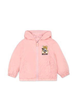 Giacca imbottita rosa con cappuccio, zip frontale, due tasche laterali e patch grafico di un orso. I polsini e l'orlo sono elasticizzati per una vestibilità aderente.