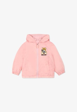 Giacca imbottita rosa con cappuccio, zip frontale, due tasche laterali e patch grafico di un orso. I polsini e l'orlo sono elasticizzati per una vestibilità aderente.