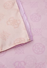 Tissu soyeux dans des teintes de rose clair et de lavande, présentant des motifs subtils. Les bordures sont soigneusement finies avec des coutures lilas.