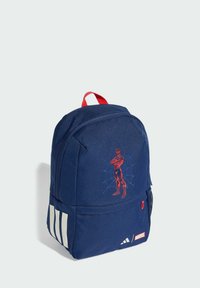 Tmavomodrý batoh z látky s červenou grafikou Spider-Mana, bielymi prúžkovanými detailmi a červenou hornou rúčkou. Má bočné sieťované vrecko.