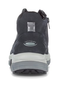 Zwarte en grijze sportschoen gezien vanaf de achterkant, met een witte zool en 'rollingsoft' branding.