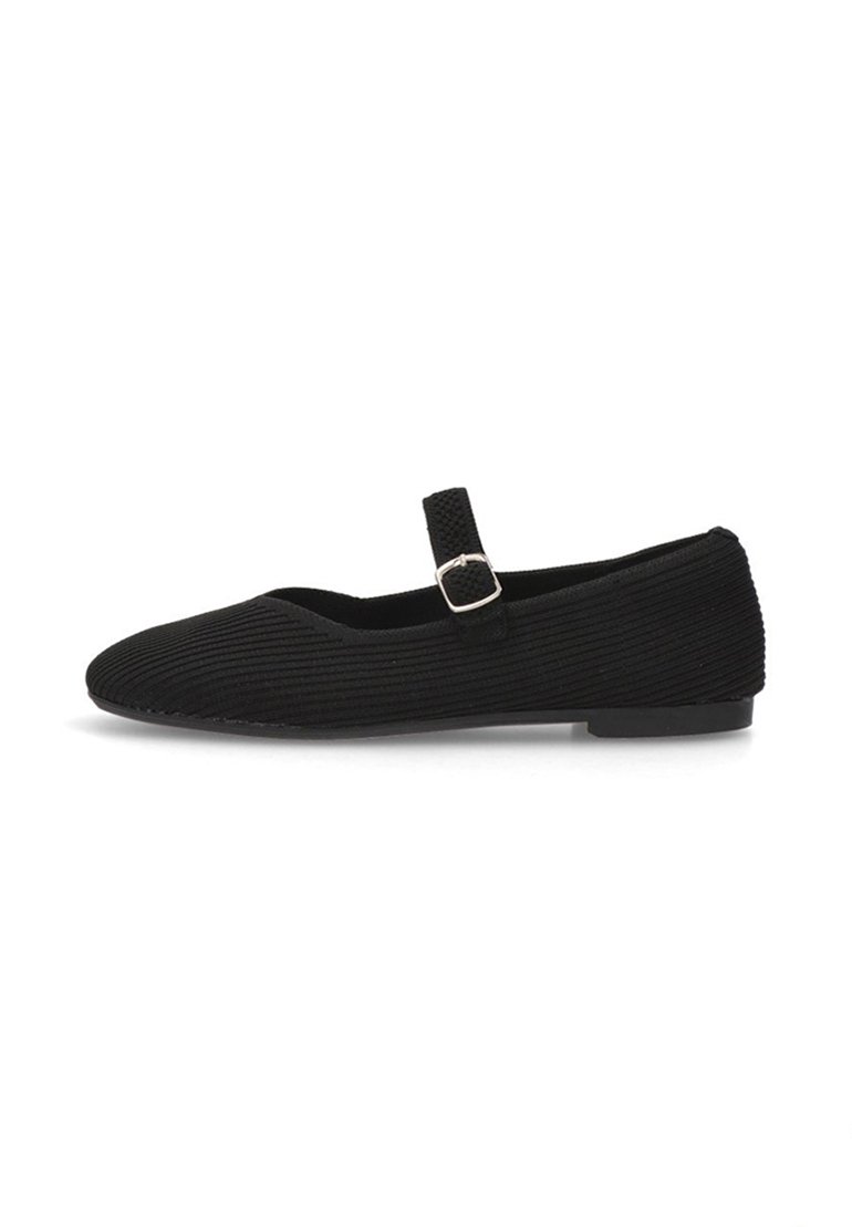 Zapato plano negro con un diseño de tela a pliegues. Presenta una clásica correa estilo Mary Jane con un hebilla de plata. Suela de bajo perfil.