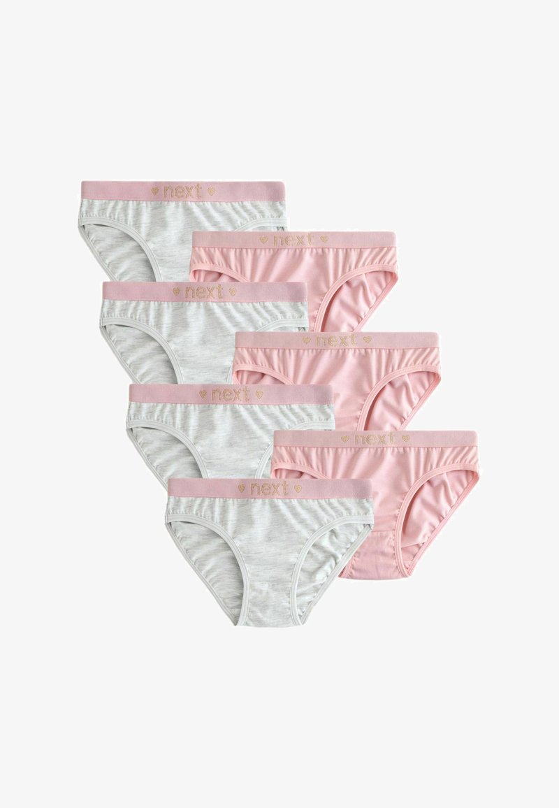 Siedem par dziewczęcych bawełnianych majtek w naprzemiennych odcieniach jasnoszarego i różowego, każda z różową gumką z czerwonym logo "next" i serduszkami.