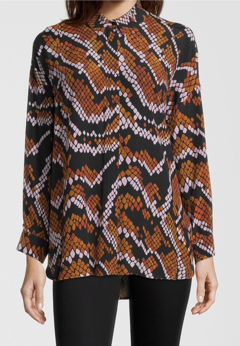 Langarmhemd aus leichtem Stoff mit einem auffälligen Schlange-Design in Schwarz, Orange und Pink, versehen mit einem spitzen Kragen und Knopfleiste.