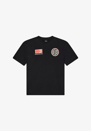 Maglietta nera a maniche corte con logo rosso e bianco del Deus Racing Team e un emblema circolare Deus sul petto.