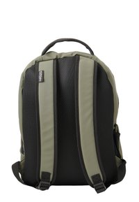 Mochila acolchada verde y negra con paneles de malla, correas ajustables y bolsillos laterales. Presenta un asa en la parte superior y una etiqueta con el logo.