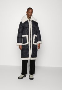 Abercrombie & Fitch Casaco clássico - black /with cream