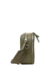 Borsa rettangolare verde oliva realizzata in materiale sintetico liscio, con chiusura a zip, tracolla regolabile e dettaglio testurizzato sulla tracolla.