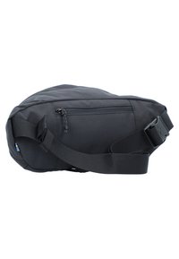 Crna crossbody torba izrađena od izdržljivog materijala s patentnim zatvaračem, podesivim remenom i ravnim dizajnom. Ima malu šarenu oznaku kao akcent.