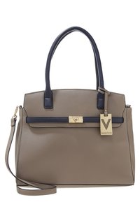 Beige syntetická kabelka s námořnickými koženými akcenty, strukturovaný tvar, dvojité vrchní pohodlné držadlo, odnímatelný ramenní popruh a zlaté kovové detaily.