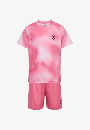 Roze sportshirt met korte mouwen en een gestippeld ontwerp en bijpassende shorts, beide met kleine zwarte chevronlogo's op een witte achtergrond.