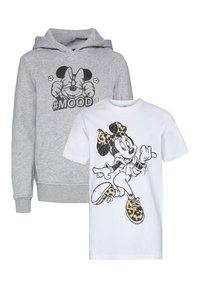 Grå hettegenser med trykket Mickey Mouse og teksten "#MOOD". Hvit T-skjorte med Minnie Mouse i et leopardmønster antrekk og joggesko.