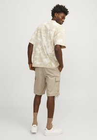 Jack & Jones JPSTCOLE BARKLEY SHORTS - Shorts - crockery