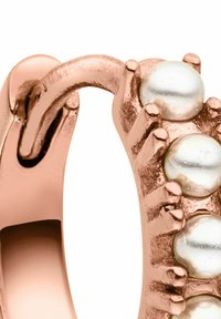 Ohrringe aus Roségold mit vier kleinen, runden, weißen Perlen auf einem strukturierten Band mit polierter Oberfläche.
