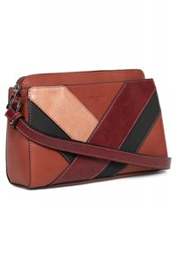 Rechteckige Handtasche in Braun-, Schwarz- und Rosatönen. Aus Leder mit einer strukturierten Oberfläche und diagonalen Streifenmustern. Verstellbarer Tragegurt.