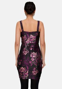 Schwarzes Kleid mit floralem Muster in Lila und Gold, strukturierte Form, quadratischer Ausschnitt und breite Träger, mit einem verdeckten Reißverschluss auf der Rückseite.
