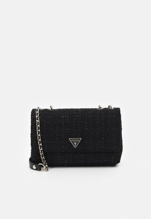 Schwarze, strukturierte Schultertasche mit silberner Kettenriemen und dreieckigem Guess-Logo auf der Vorderklappe vor weißem Hintergrund.