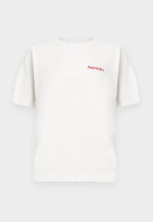 Valge lühikeste varrukatega ümara kaelusega T-särk, millel on vasakul rinnal väike punane "Napapijri" logo.