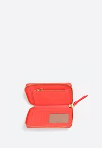 Czerwony skórzany portfel z zamknięciem na zamek, wyposażony w przegródki na karty, przezroczyste okno na dokument tożsamości oraz małą kieszeń na monetę z zamkiem.