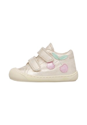 Scarpa crema per bambino piccolo con due cinturini in Velcro e toppe di ciliegie rosa con foglie verdi sul lato, suola in gomma e punta arrotondata.