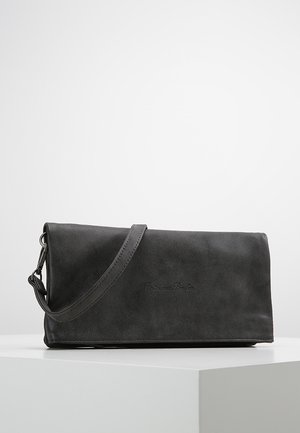 Sort rektangulær clutchtaske med aftagelig rem, blød tekstur og diskret præget brandlogo foran.
