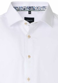Witte overhemden van katoen met een zachte textuur, klassieke kraag en vijf beige knopen. Opvallende blauw patroon trim aan de binnenkant van de kraag.