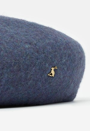 Filtbasker i en djup blågrå nyans med en texturerad yta och en liten guldfärgad kaninaccent på sidan.