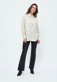 Minus MIAUGUSTE LINEN SHIRT. - Nööpidega pluus - sand