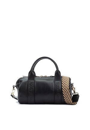 Sac à main cylindrique en cuir noir avec deux poignées, bretelles brodées du nom de la marque et une bandoulière amovible en tissu tissé à motif zigzag.