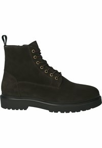 Stivale alla caviglia in suede marrone con punta arrotondata, suola in gomma nera e occhielli metallici per i lacci. Presenta un manico sul retro per indossarlo facilmente.