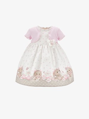Biała sukienka dla niemowląt z różowymi groszkami, różowym bolerkiem, aplikacją kwiatową oraz wzorem króliczka i kwiatów na krawędzi.