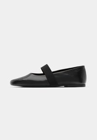 Mustad mustikad balletkingad, läikiva viimistlusega, lapik tald, terav nina ja elastne rihm üle jalanõu keskel. Sile tekstuur, minimalistlik disain.