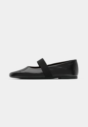 Ballerines noires avec une finition brillante, une semelle plate, un bout pointu et une sangle élastique sur le cou-de-pied. Texture lisse, design minimaliste.