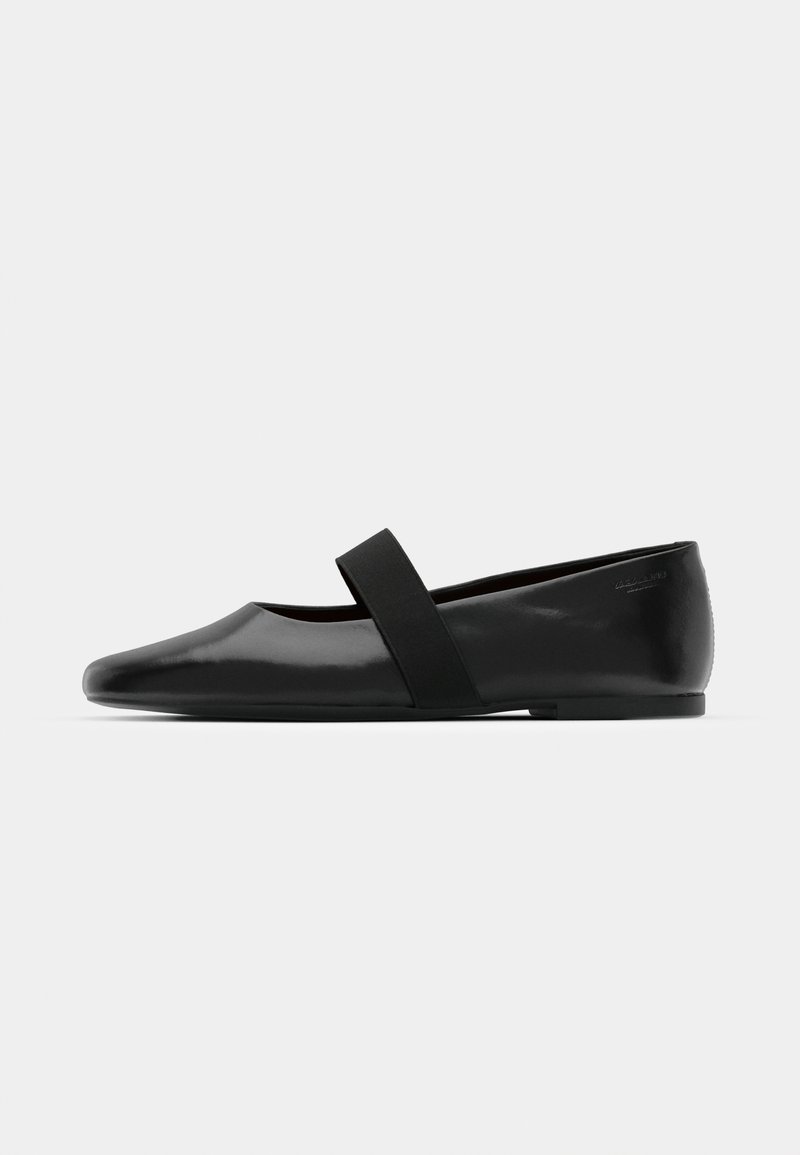 Mustad mustikad balletkingad, läikiva viimistlusega, lapik tald, terav nina ja elastne rihm üle jalanõu keskel. Sile tekstuur, minimalistlik disain.