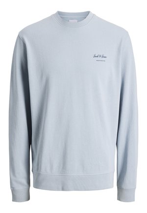 Lyseblå genser med rund hals og lange ermer, med liten "Jack & Jones Archive Selection"-logo på venstre bryst.