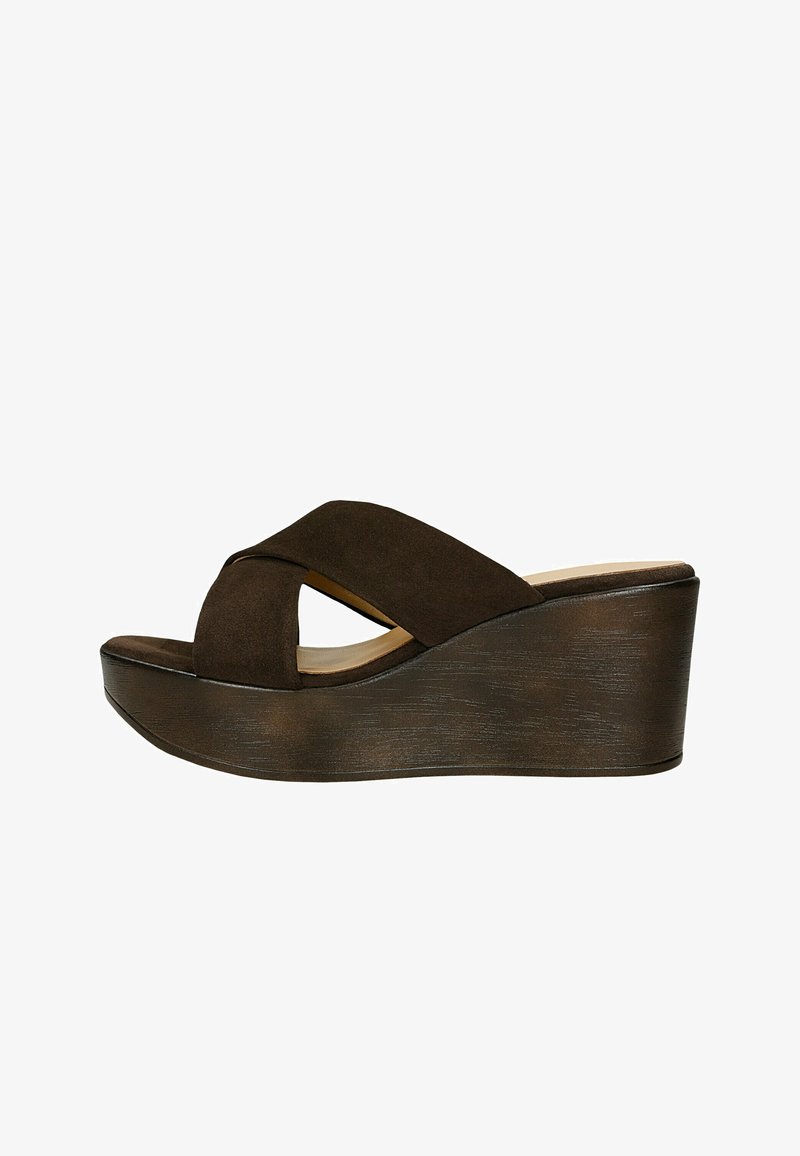 Sandale compensée marron avec des brides croisées en daim et une semelle intérieure rembourrée, dotée d'une semelle plateforme haute à texture bois.