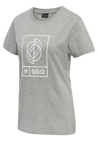 Grijze katoenen t-shirt met korte mouwen, met een wit geometrisch ontwerp en de tekst "GGI2" binnen een rechthoekige omtrek.