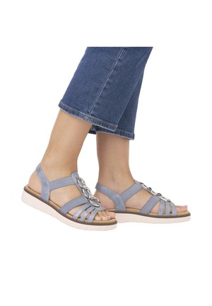 Sandales à lanières bleu clair avec un accent en chaîne, une semelle rembourrée et une semelle extérieure flexible, et une conception à bout ouvert.