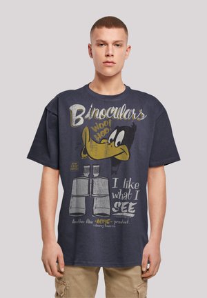 Mørkeblå bomulds t-shirt med et grafisk motiv af en tegneserieand, teksten "Kikkert" og "Jeg kan godt lide det jeg SER", med accenter i hvid og gul.