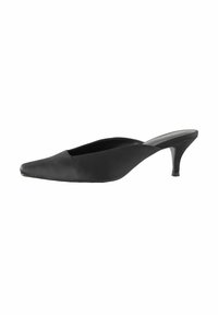 Schwarzer Slingback-Pump mit spitzer Zehenpartie, glatter Textur, minimalistischem Design und schlankem, mittelhohem Absatz.