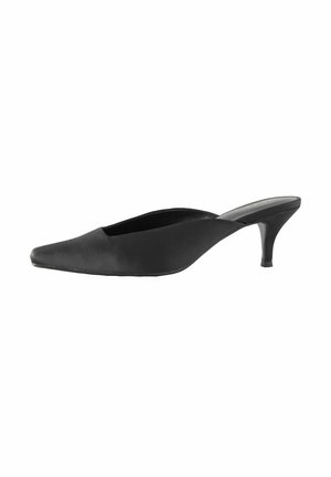 Musta slingback-kengät, joissa on terävä kärki, sileä pinta, minimalistinen muotoilu ja hoikka, keskikorkea korko.