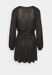 Černé šaty s dlouhými rukávy, žebrovanou texturou, elastickým pasem a rozšířenou sukní. Lesklý, metalický povrch po celém obvodu.