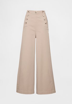 Pantaloni bej cu croială largă și talie înaltă, având butoane mari decorative pe buzunarele din față și o țesătură netedă, ușoară.