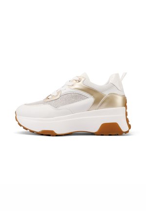Sneaker bianco con dettagli dorati, materiali in rete e pelle, suola bianca spessa, superficie testurizzata e un occhiello sul tallone.