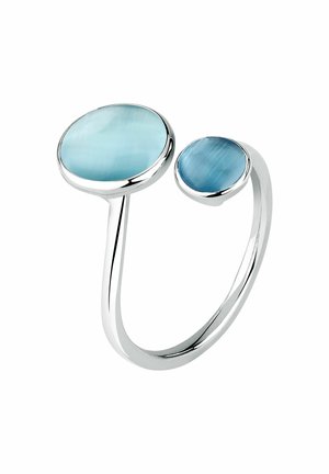 Anello aperto in argento con due pietre blu lucide tonde di dimensioni diverse posizionate su ciascuna estremità.